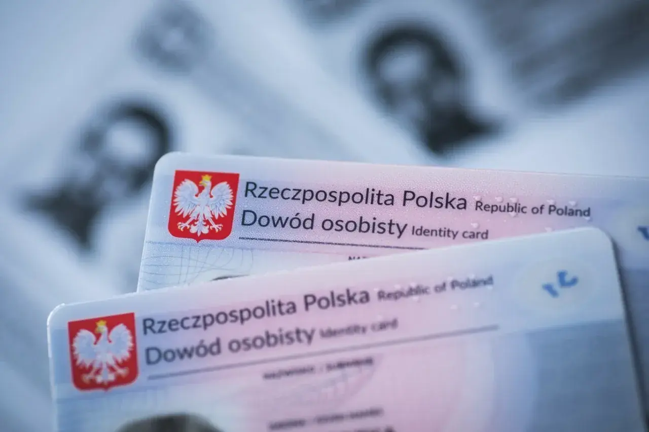Zgubiony dowód osobisty. Kciuk zasłania fragment polskiego dokumentu tożsamości z orłem.