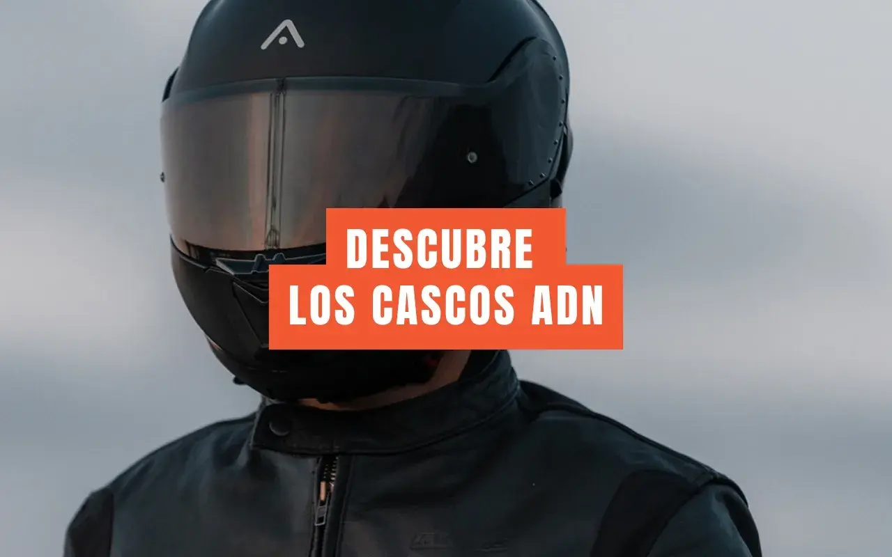 Motociclista con casco integral negro y chaqueta de cuero. El texto dice "DESCUBRE LOS CASCOS ADN". Un casco jet prohibido para esta aventura.