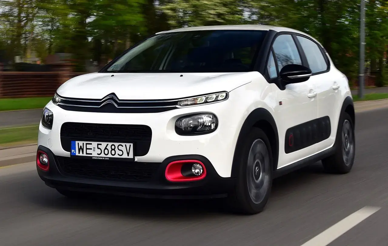 Biały Citroen C3 2018 z czerwonymi akcentami na zderzaku, jadący po drodze.