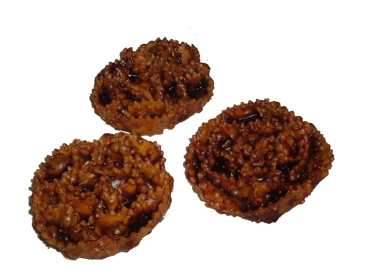 Tre cartellate viestane, dolci tipici pugliesi ricoperti di vincotto, invitano a un assaggio di tradizione.