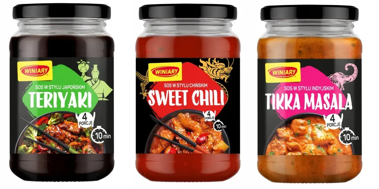 Trzy słoiki sosów Winiary: Teriyaki, Sweet Chili i Tikka Masala, z widokiem potraw.