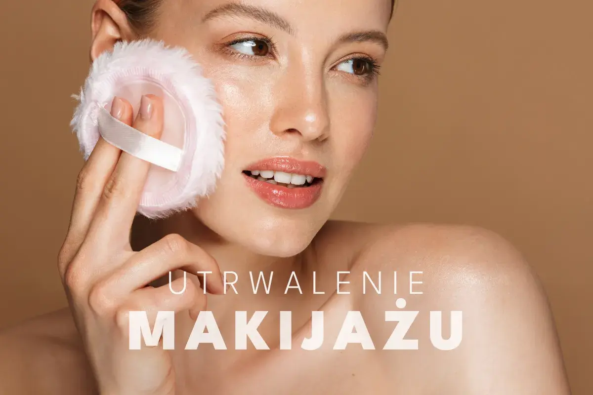 Kobieta delikatnie dotyka policzka puszystym pudrem, by utrwalić makijaż.