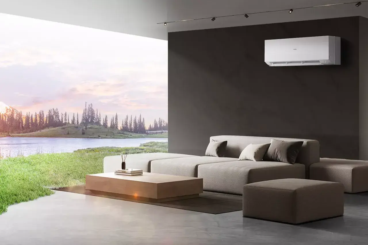 Nowoczesny salon z klimatyzatorem i widokiem na jezioro i las.