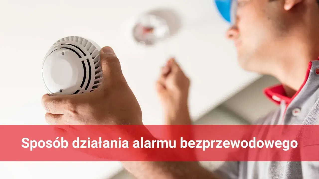 Instalator montuje czujnik dymu, element bezprzewodowego ip system.