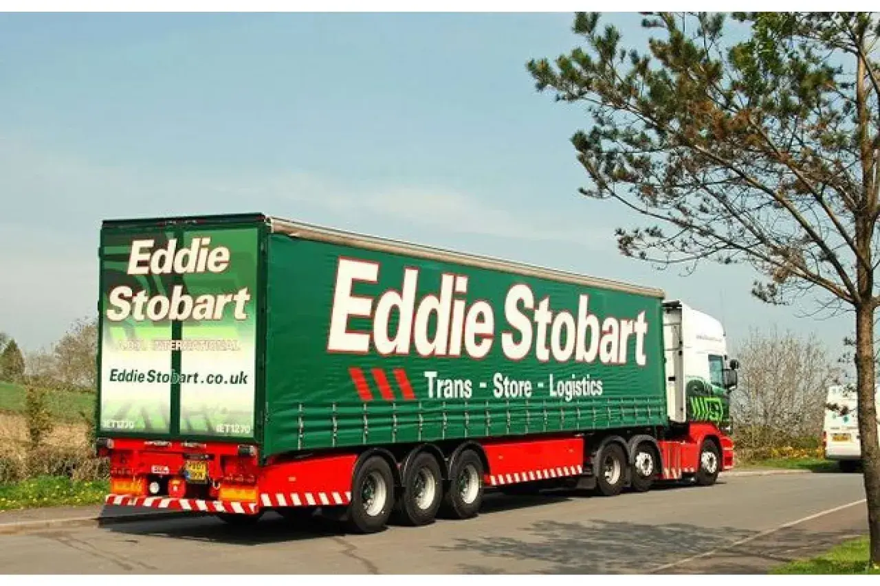 Ein Eddie Stobart Sattelzug, ein typisches Beispiel für was ist ein Sattelzug, fährt auf einer Straße.