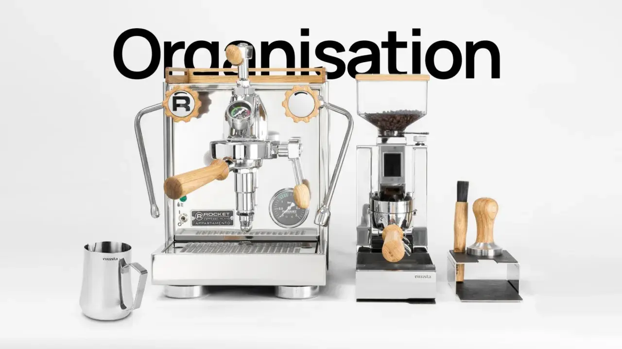 Hochwertige Espresso-Maschine und Mühle auf einer stilvollen Barista Ecke. Perfekt für Kaffeeliebhaber.