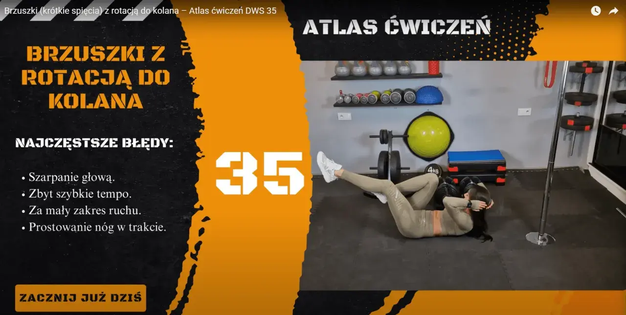 Kobieta wykonuje spięcia brzucha leżąc z rotacją do kolana. Ćwiczenie numer 35 z Atlasu Ćwiczeń.
