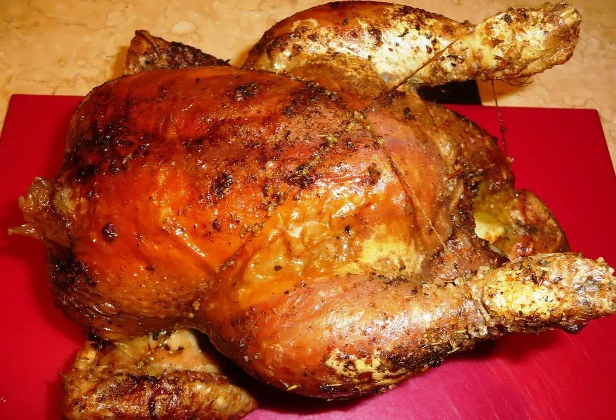 Un appétissant poulet rôti, doré et croustillant, prêt à être dégusté.