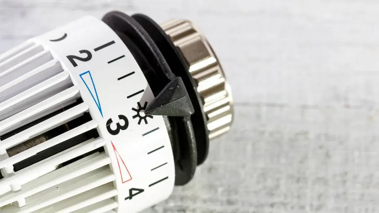 Thermostat-Regler auf Stufe 3, bereit, die Gastherme auszuschalten und Energie zu sparen.