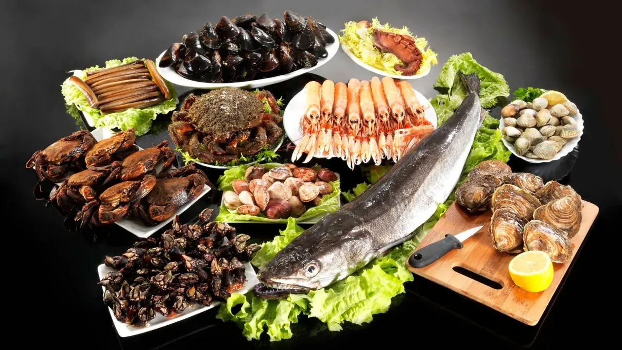 Abundante mesa de mariscos gallegos: ostras, navajas, mejillones, gambas, pulpo, nécoras, centollo y pescado fresco.