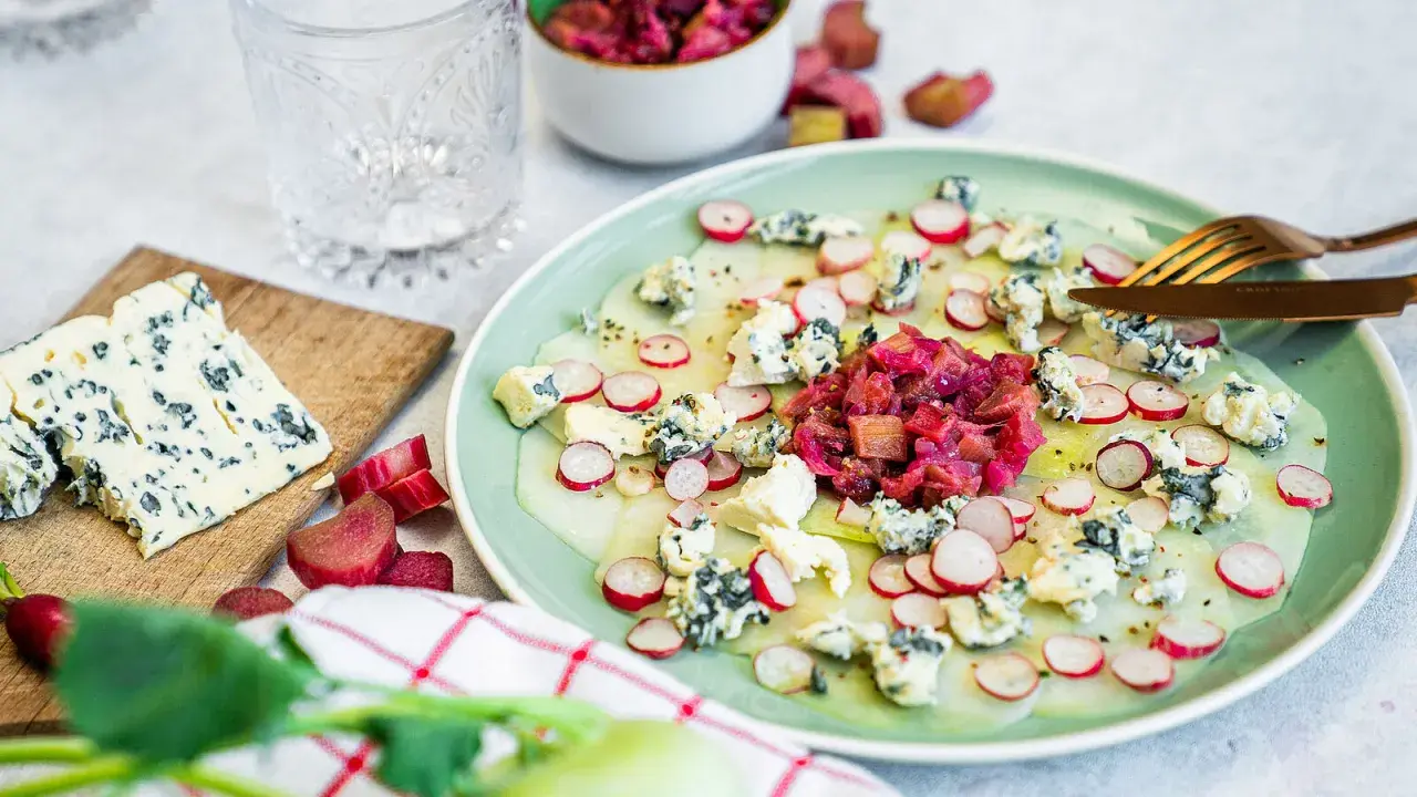 Kohlrabi Carpaccio mit Blauschimmelkäse, Radieschen und Rhabarber-Chutney. Ein leichter und erfrischender Genuss.