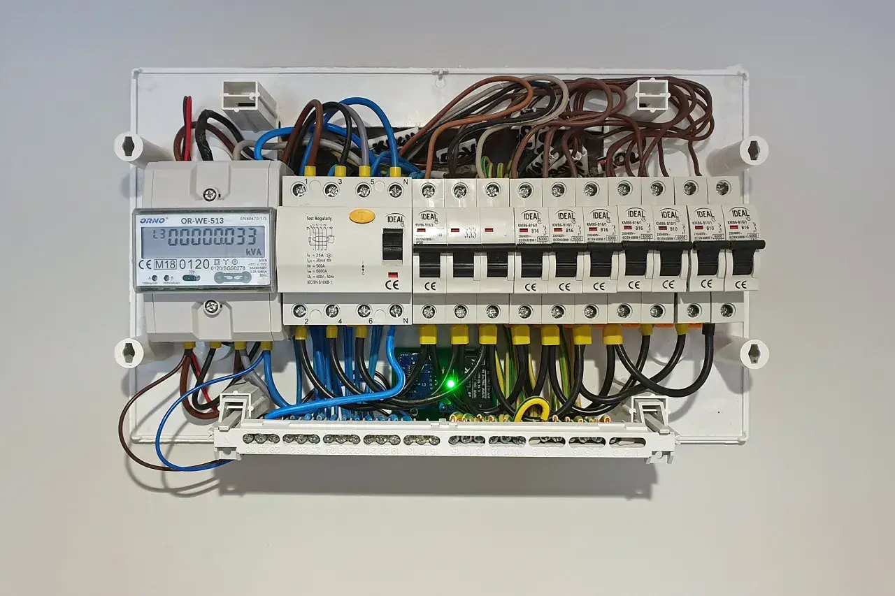 Panel elektryczny z licznikiem i wyłącznikami. Dowiedz się, jak podłączyć licznik trójfazowy, analizując jego instalację.