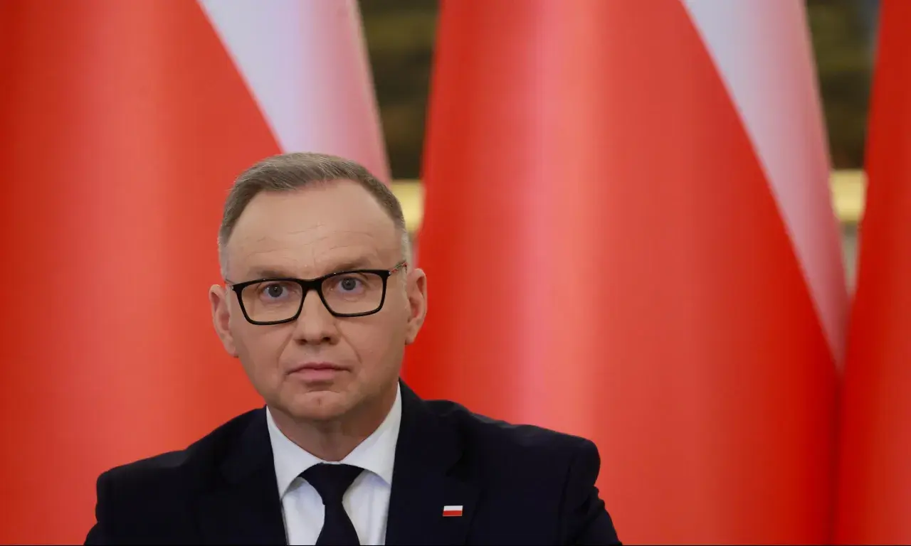Prezydent Andrzej Duda w okularach, na tle flag. Kto z doradców Andrzeja Dudy ma największy wpływ na jego decyzje o wetowaniu ustaw?