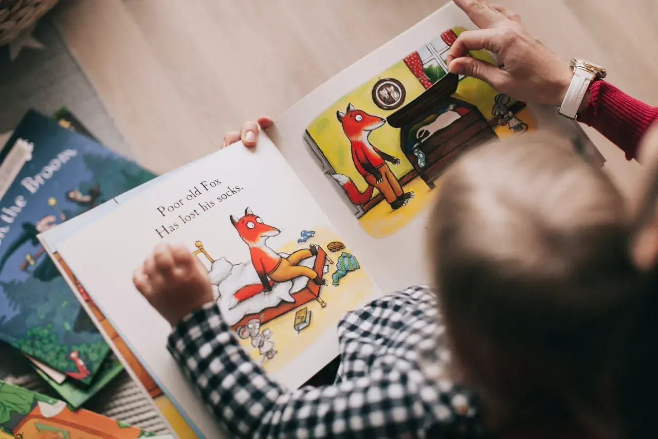 Pomoc w żłobku: ile zarobisz? Pensja, benefity i co wpływa na stawki