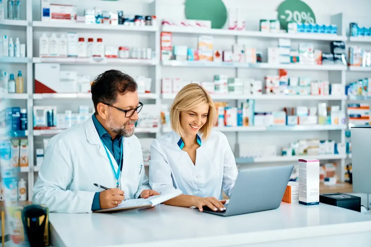 Zarobki farmaceuty w laboratorium: czy to lepsza opcja niż apteka?