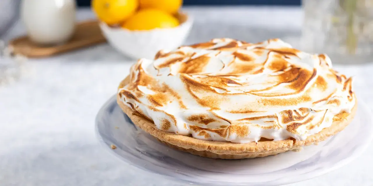 Tarte au citron avec une meringue dorée et aérienne, parfaite pour une recette de meringue réussie.