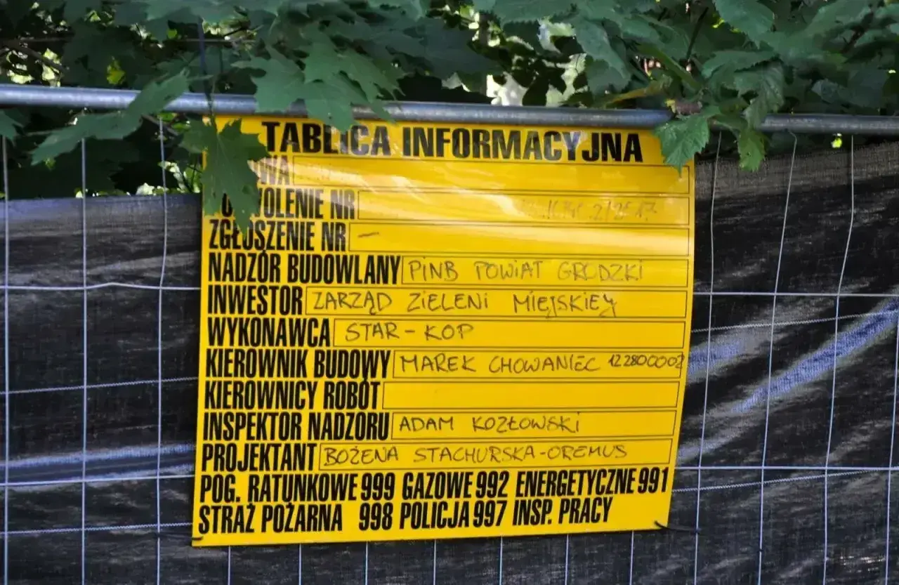 Mam pozwolenie na budowę, co dalej? Tablica informacyjna na budowie zawiera dane inwestora, wykonawcy i kierownika budowy.