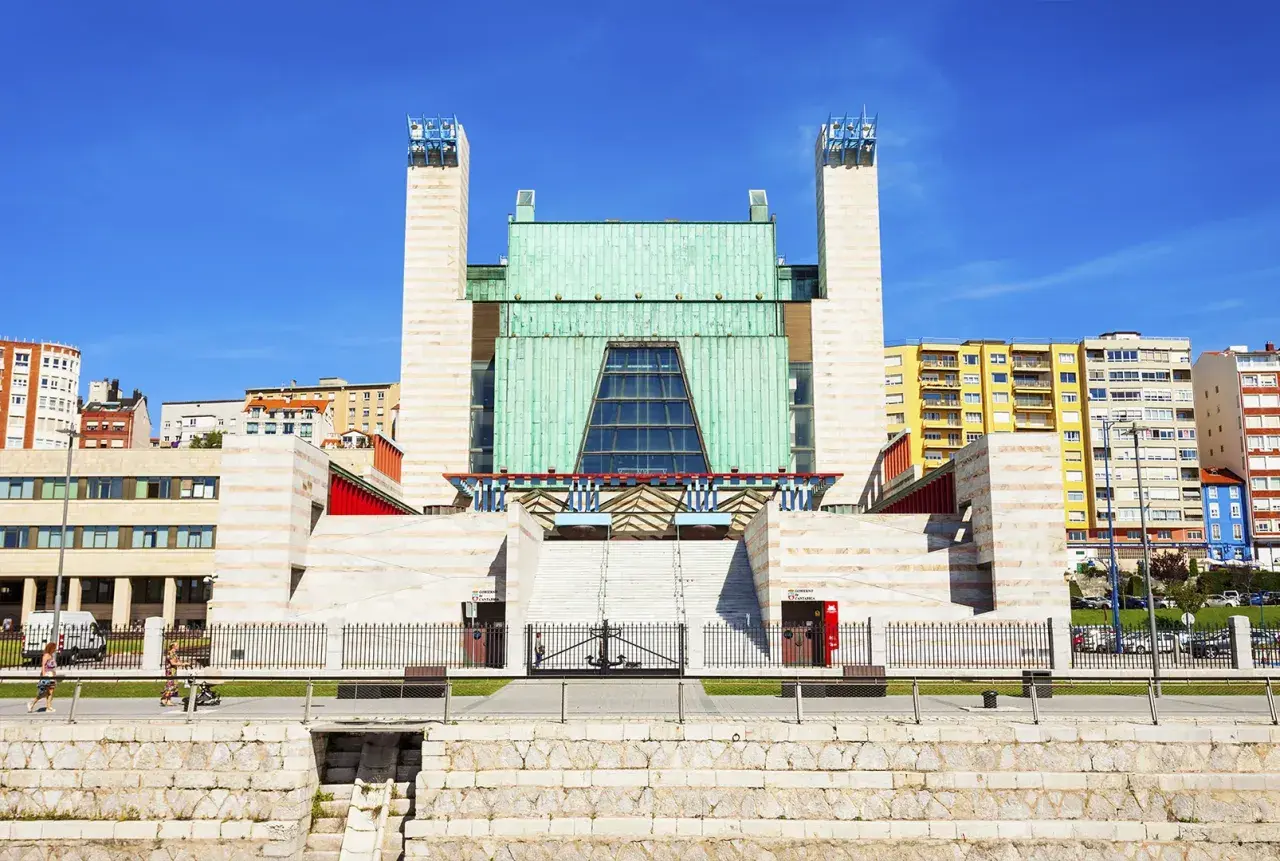 El Palacio de Festivales, con su arquitectura moderna y colorida, es el centro de la programación cultural de la ciudad.