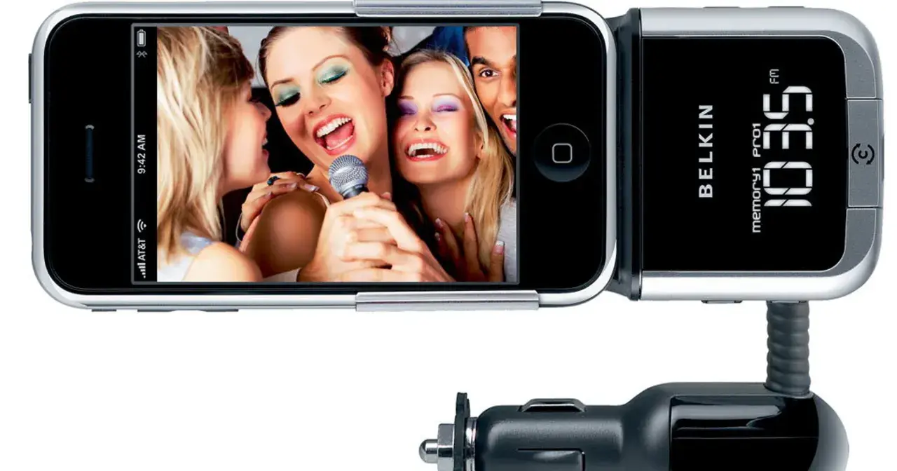 Transmiter FM Belkin z iPhone'em, na ekranie którego widać bawiących się ludzi. Idealny do karaoke w aucie!