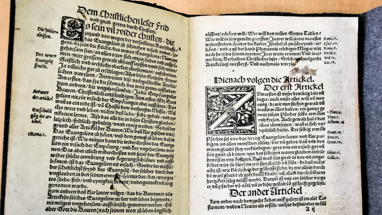 12 Artikel der Bauern. Ein alter Druck mit kunstvollen Initialen und Text in deutscher Sprache.
