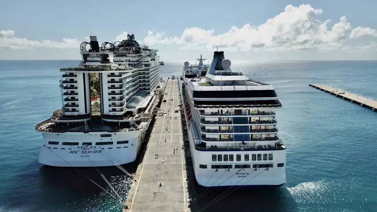 Zwei riesige Kreuzfahrtschiffe, die MSC Seaview und die Riviera, liegen nebeneinander im Hafen. Sie sind definitiv unter den 10 besten Kreuzfahrtschiffen.