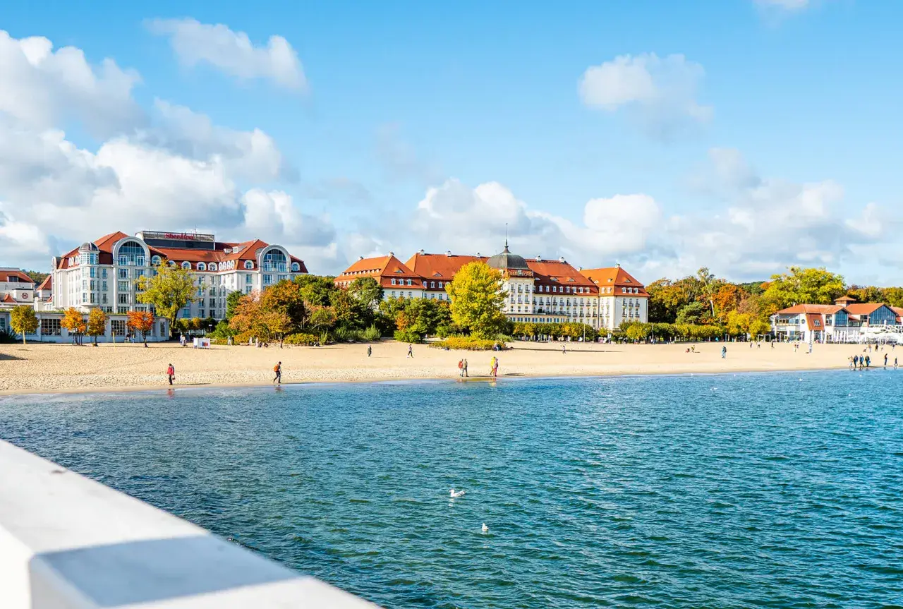 Sopot, jedno z najpiękniejszych miejscowości nad morzem, z piaszczystą plażą i hotelami w tle.