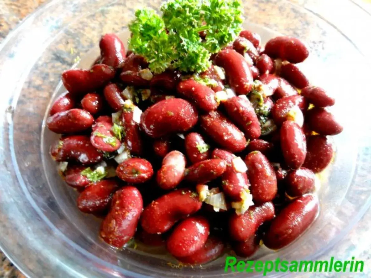 Ein köstlicher Kidneybohnen Salat, garniert mit frischer Petersilie und fein gewürfelten Zwiebeln. Perfekt für jede Mahlzeit.