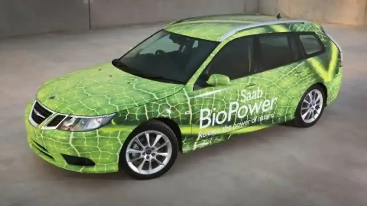 Grön Saab BioPower kombi med bladmotiv. Bilen visar texten "Saab BioPower Release the power of nature".