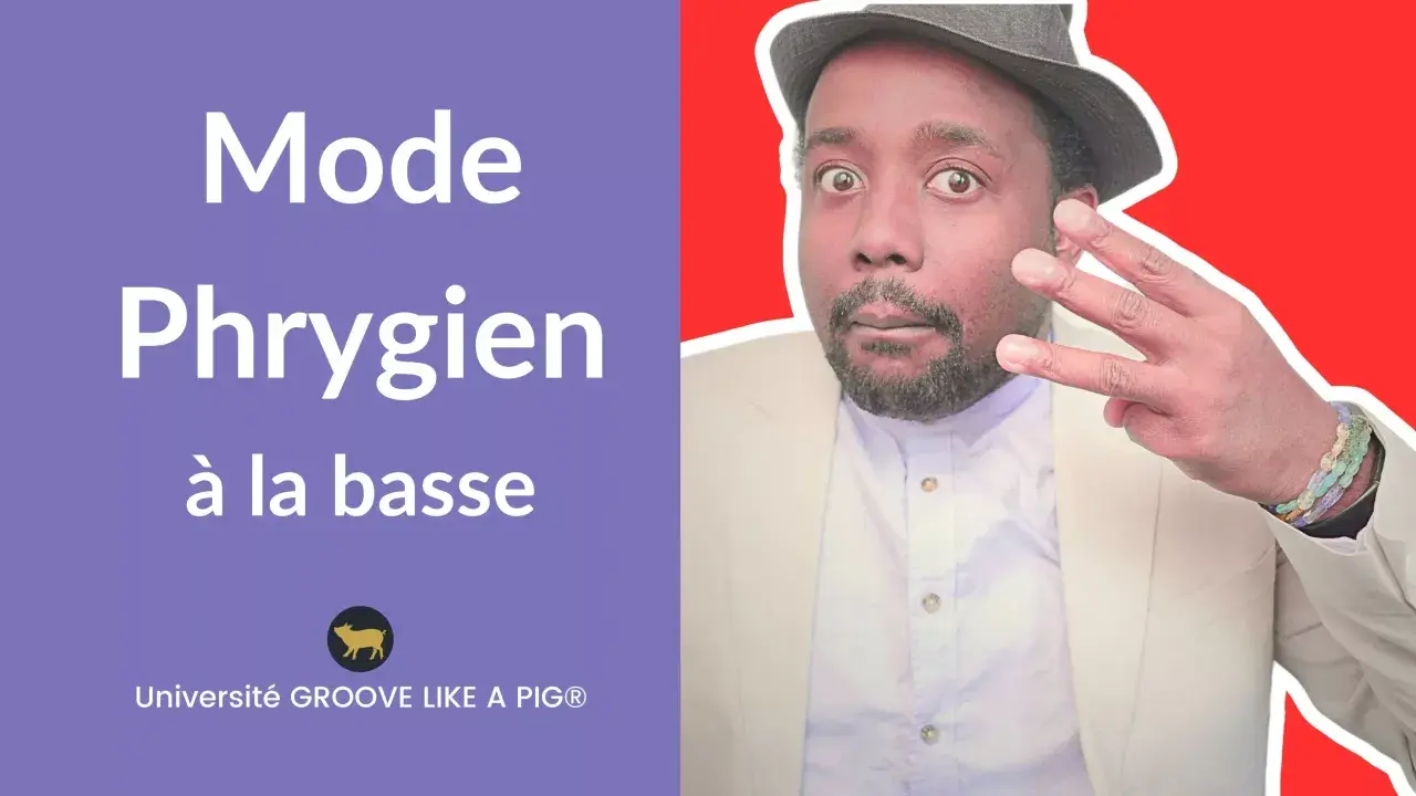 Un homme avec un chapeau et un blazer blanc explique le mode phrygien à la basse. Université Groove Like A Pig.