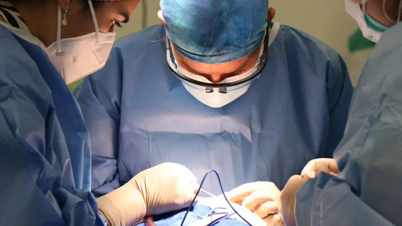 Chirurgen bei einer Schulter-OP. Einblicke in die Behandlung eines Sehnenrisses, die Hoffnung auf Heilung wecken.
