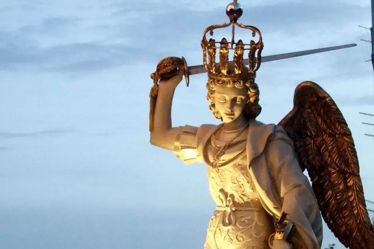 Posąg św. Michała Archanioła z mieczem i koroną na głowie, z widocznym skrzydłem.