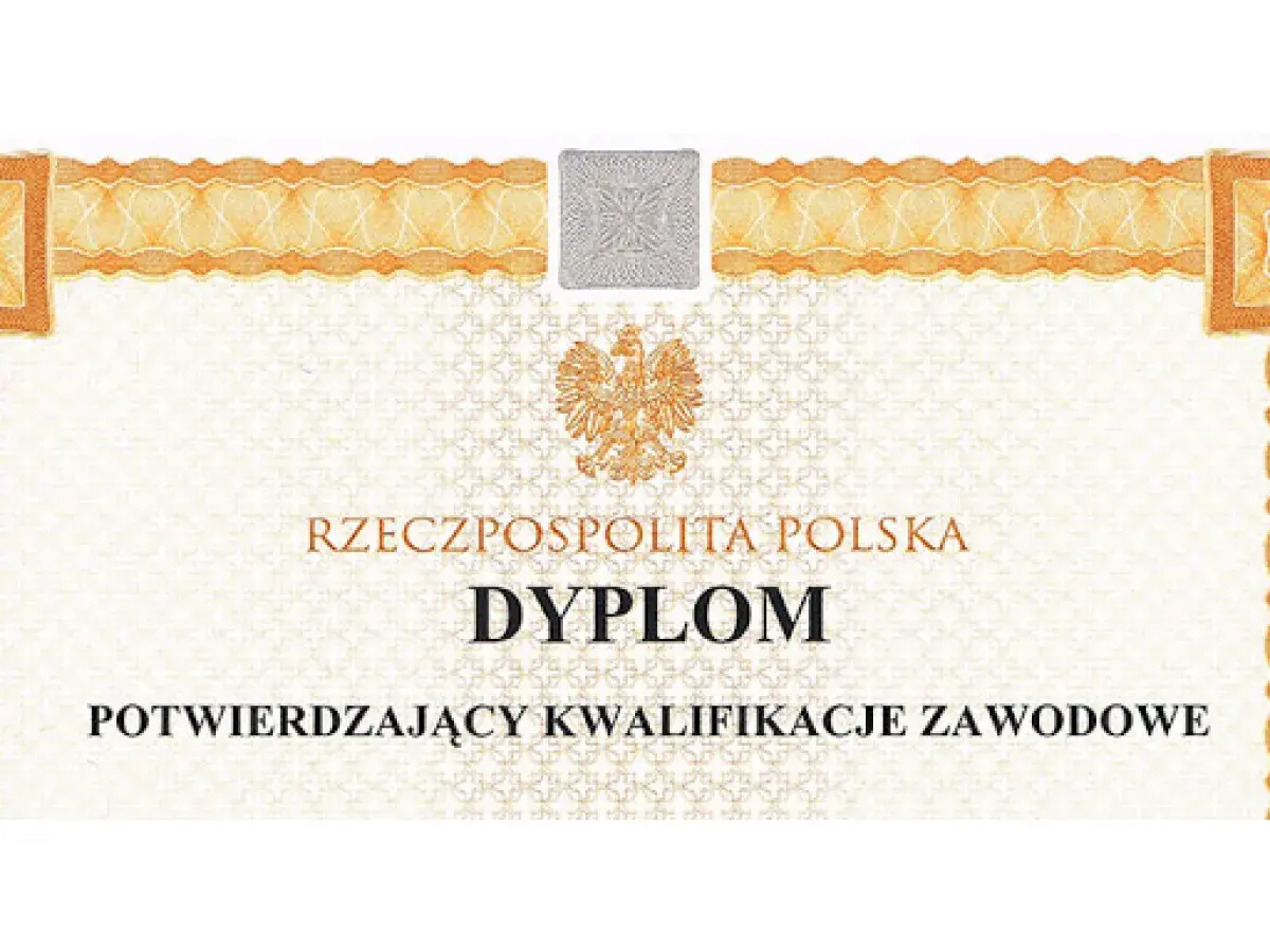 Fragment dyplomu Rzeczypospolitej Polskiej potwierdzającego kwalifikacje zawodowe.