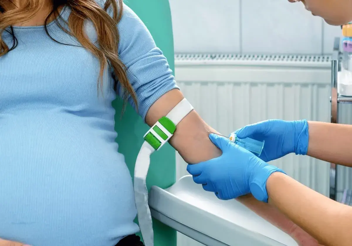 Gravid kvinna får blodprov taget, en del av den vanliga vården som kan komplettera en kub ultraljud.