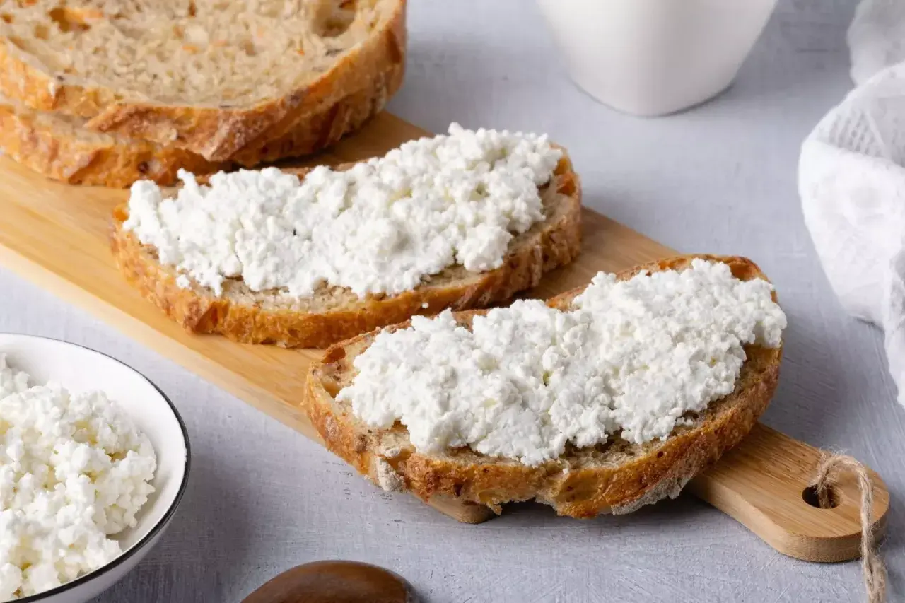 Fette di pane rustico con abbondante ricotta fresca. Un piatto semplice e gustoso, perfetto per una colazione o uno spuntino leggero.