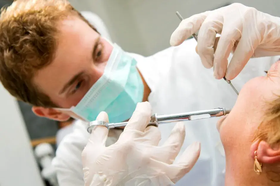 Ile kosztuje znieczulenie u dentysty na NFZ? To naprawdę darmowe!