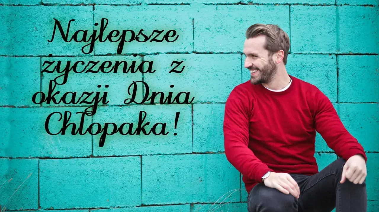Uśmiechnięty mężczyzna w czerwonym swetrze. Napis: Najlepsze życzenia z okazji Dnia Chłopaka! Idealny pomysł, co miłego napisać chłopakowi w ciągu dnia.