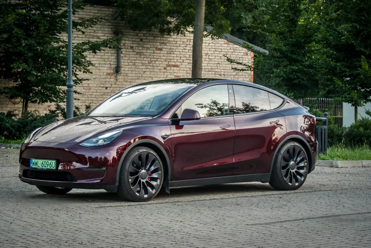 Tesla ile do 100 km/h - porównanie przyspieszenia modeli, które zaskakuje