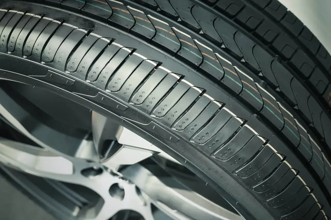 Nowe opony Hankook z widocznym bieżnikiem. Wiele osób szuka opony Hankook opinie, by podjąć decyzję o zakupie.