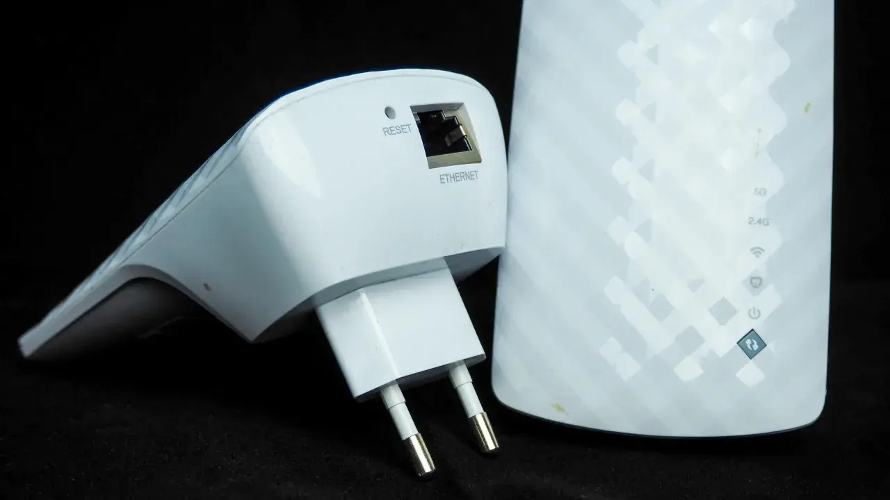 Dwa białe urządzenia sieciowe: wzmacniacz Wi-Fi z wtyczką i portem Ethernet oraz większy repeater z oznaczeniami 5G, 2.4G i ikonami.