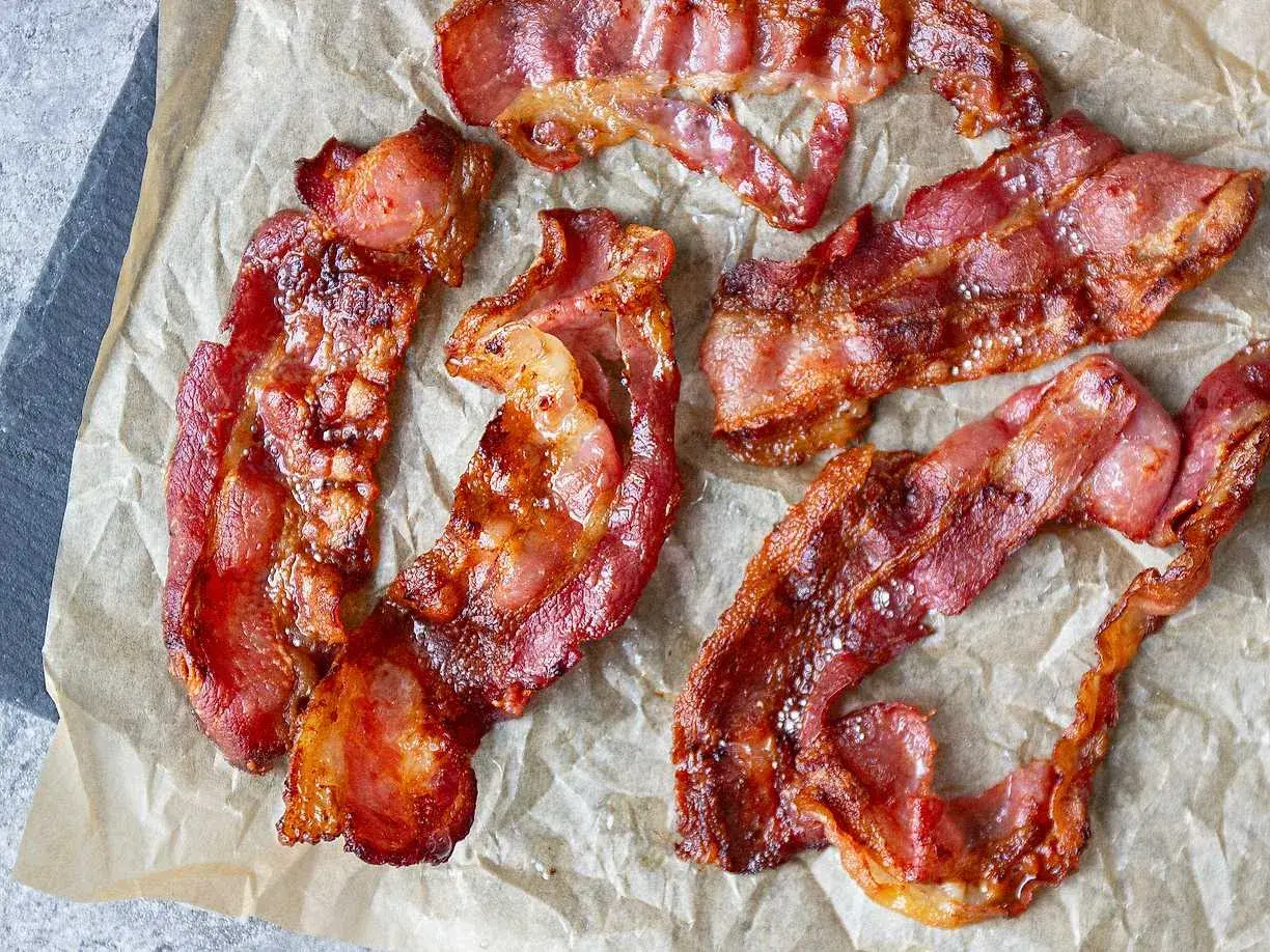 Krispigt, gyllene bacon i airfryer, perfekt för en snabb och god frukost.