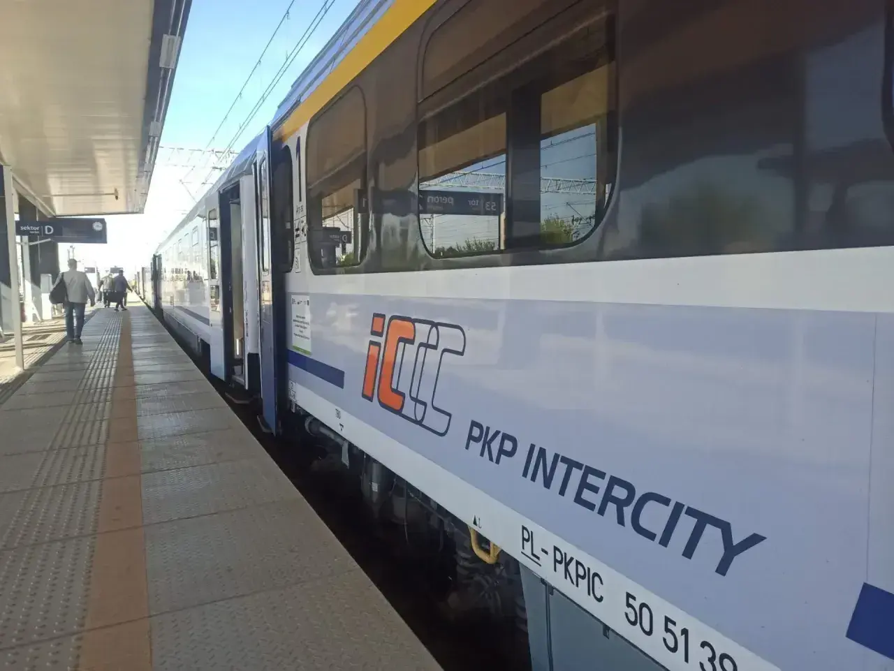 Pociąg PKP Intercity na peronie, gotowy do podróży ze Szczecina do Łodzi.