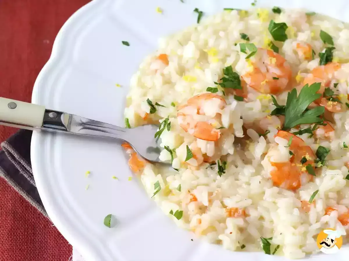 Crema de risotto con gambas, perejil y ralladura de limón. Los ingredientes principales para un delicioso risotto.