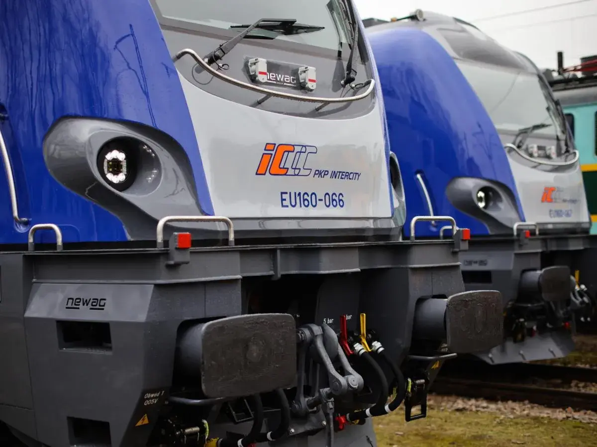 Przód dwóch lokomotyw PKP Intercity EU160-066 i EU160-067 stojących obok siebie.