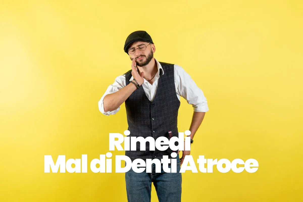 Uomo con cappello e occhiali si tiene la guancia, soffre di mal di denti atroce. Testo bianco su sfondo giallo: "Rimedi Mal di Denti Atroce".