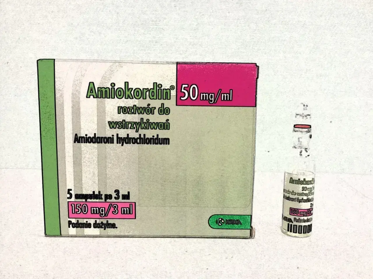 Opakowanie leku Amiokordin 50 mg/ml, roztwór do wstrzykiwań, wraz z ampułką. Zawiera 5 ampułek po 3 ml.