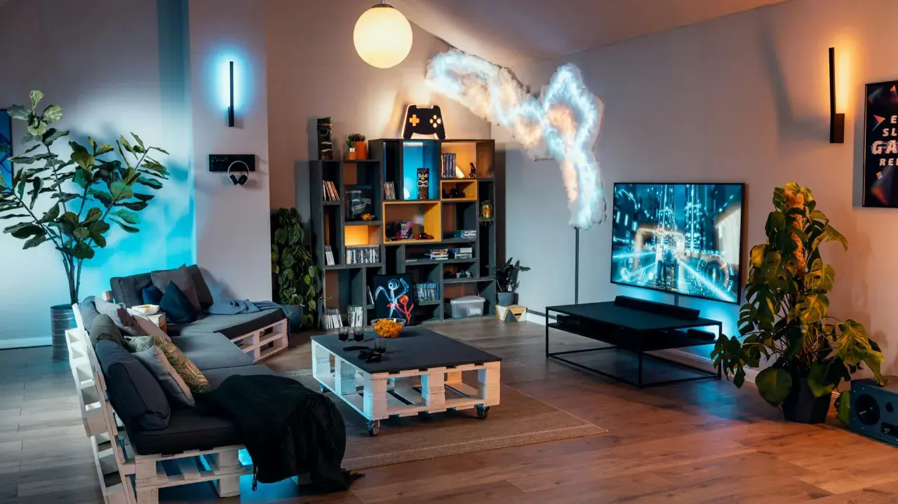 Gemütlicher hobbyraum einrichten mit Paletten-Sofa, Gaming-Regal, großer TV und stimmungsvoller Beleuchtung.
