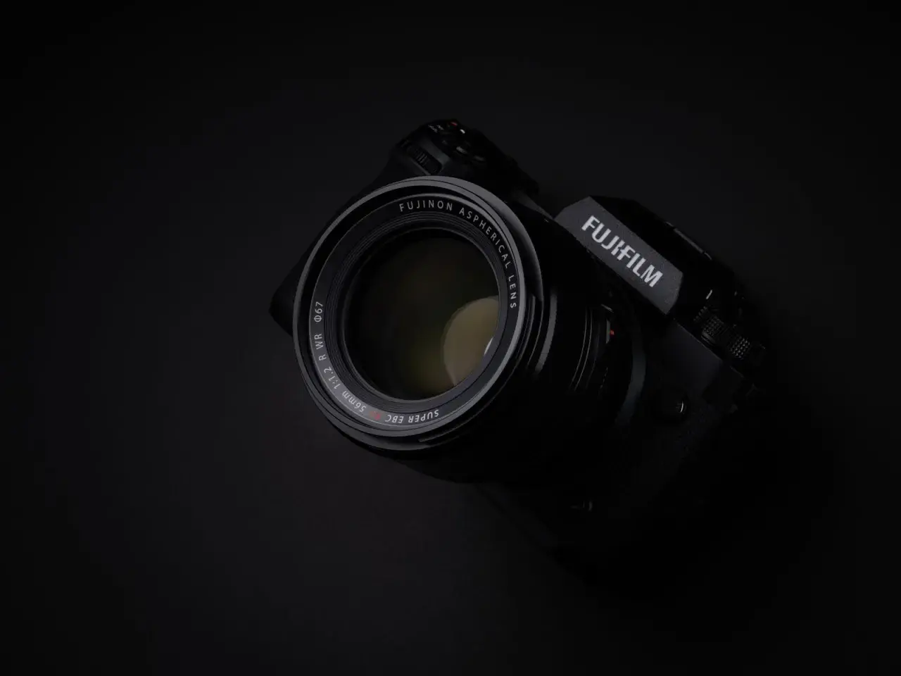 Czarne, profesjonalne body Fujifilm H2S z obiektywem Fujinon 56mm f/1.2.