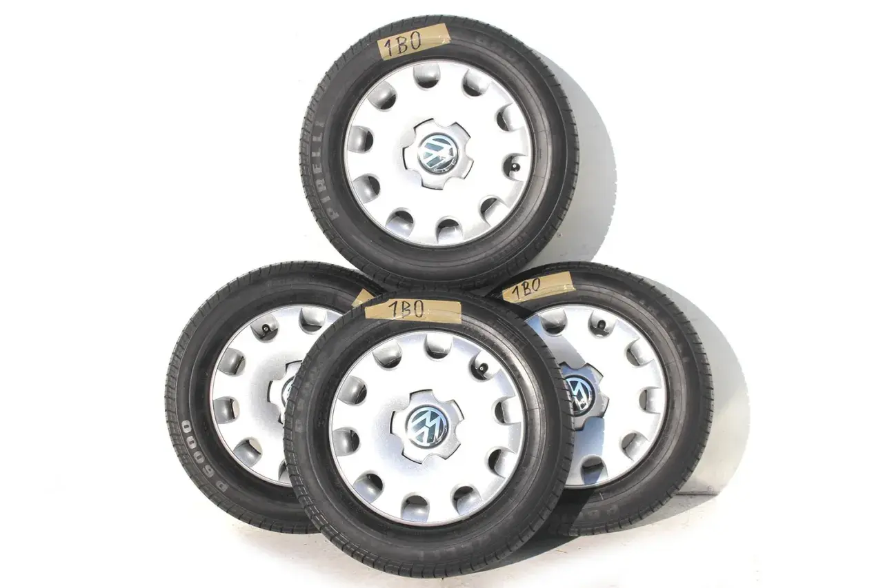 Komplet czterech kół z felgami i oponami Pirelli P6000, idealnych jako jakie opony do Golfa 4 1.9 TDI.
