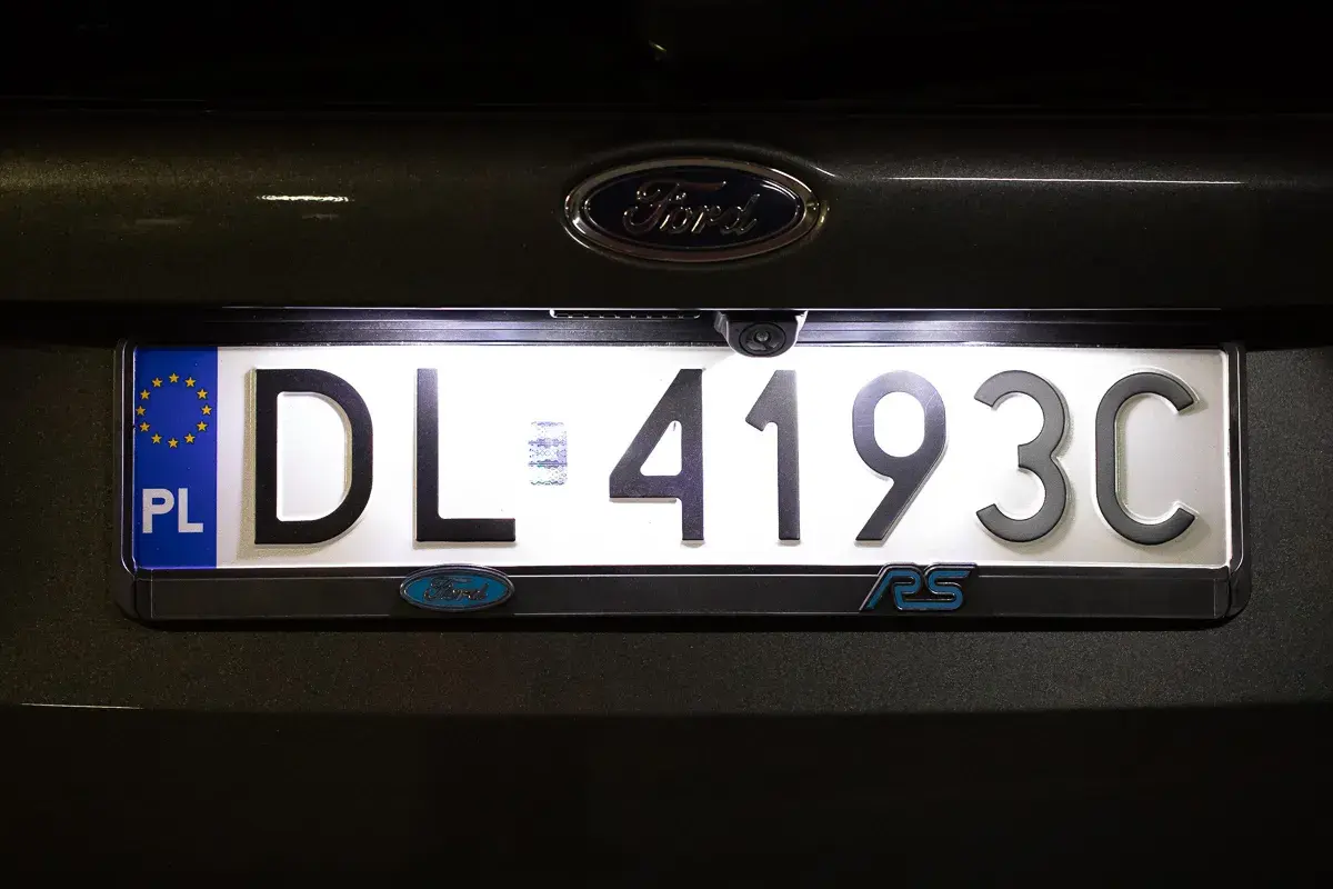 Oświetlenie tablicy rejestracyjnej Ford Focus RS. Szukasz informacji, jakie żarówki do oświetlenia tablicy rejestracyjnej będą najlepsze?