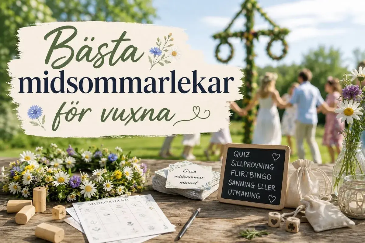 Bästa midsommarlekar för vuxna. En krans, spelkort och tärningar ligger på ett träbord. I bakgrunden dansar folk runt en midsommarstång.